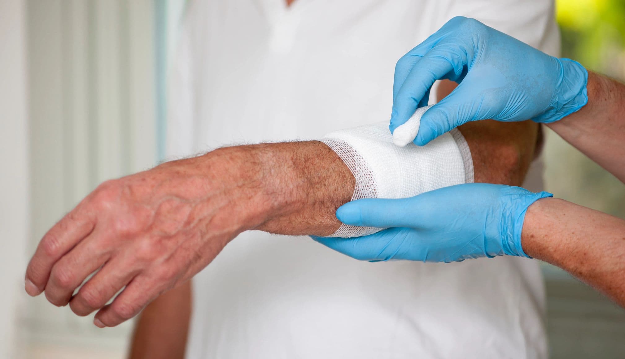 Profissional realizando procedimento de enfermagem em atendimento extra-hospitalar